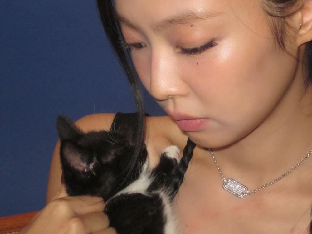 零修飾！近鏡下Jennie肌膚細膩零乾紋、零毛孔。