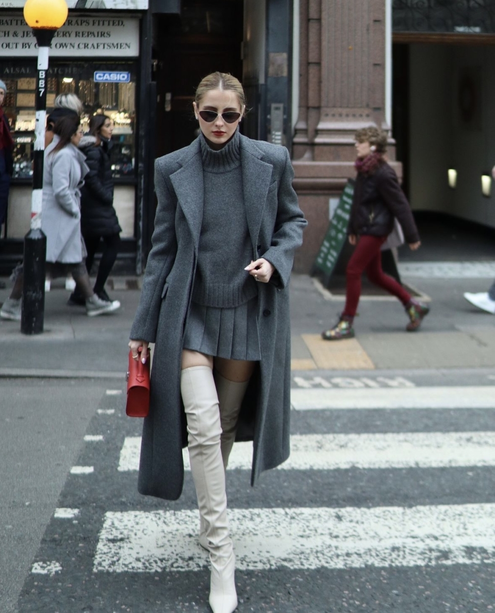 搭配上過膝長靴即能完美融入於整體造型。