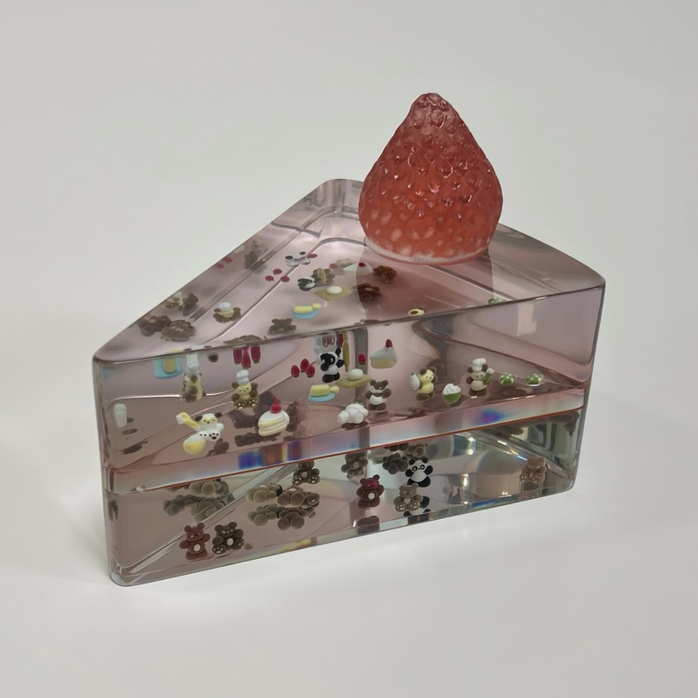 Sara Object的作品不僅僅是一種潮流趨勢，更是時尚與藝術之間的巧妙融合