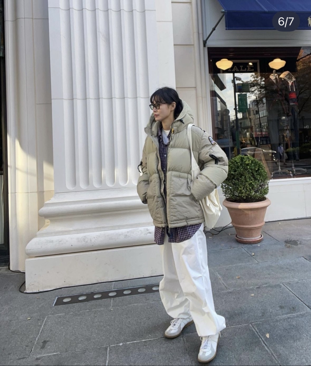 寬鬆造型中融入羽絨大衣的搭配。