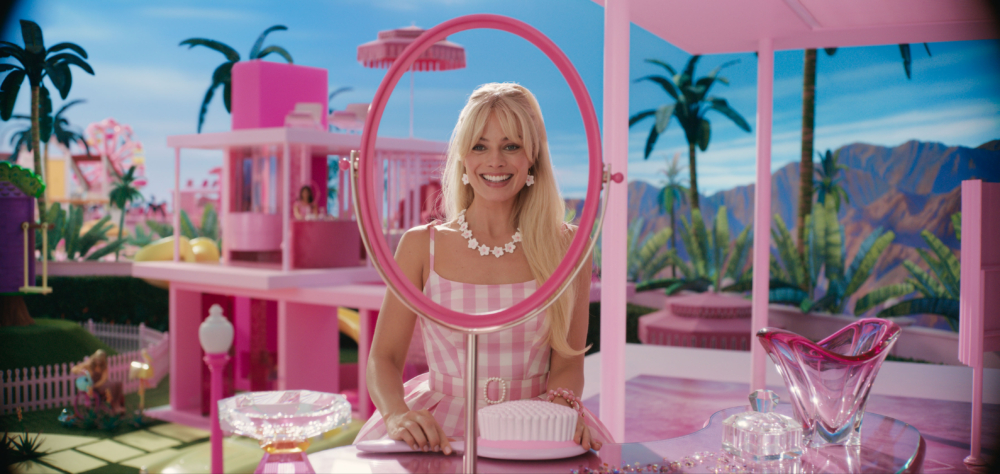 電影《Barbie》中打破社會狹隘對於美的定義、打破父權制度