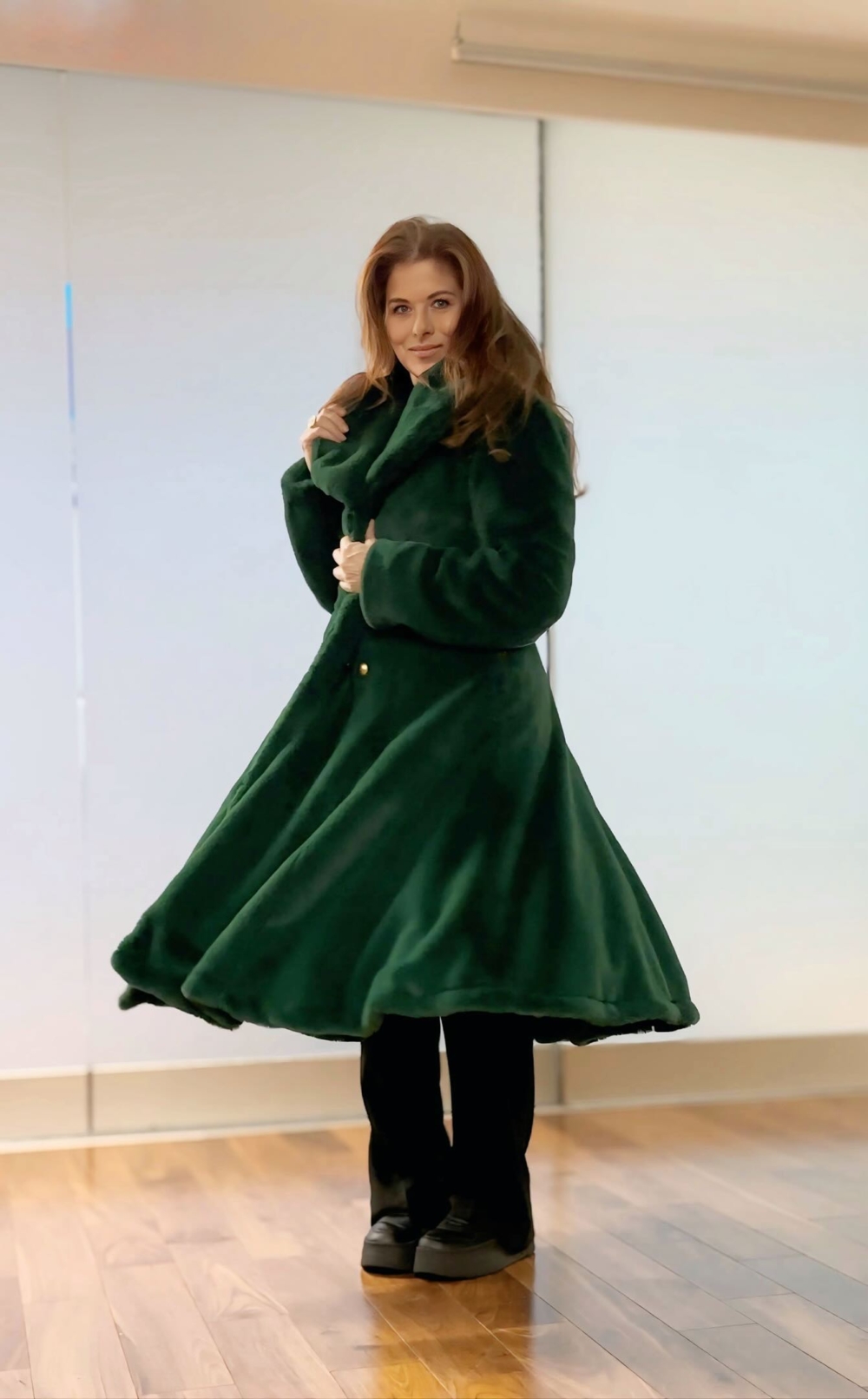 演員Debra Messing(狄寶娜美臣)也曾找Max訂製外套