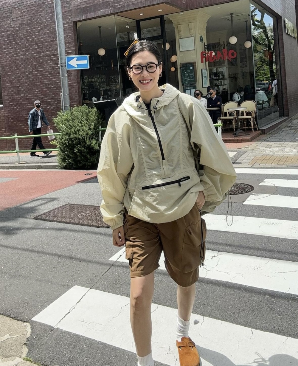 熱愛穿球鞋的她，搭上短褲展現少年俏皮感。