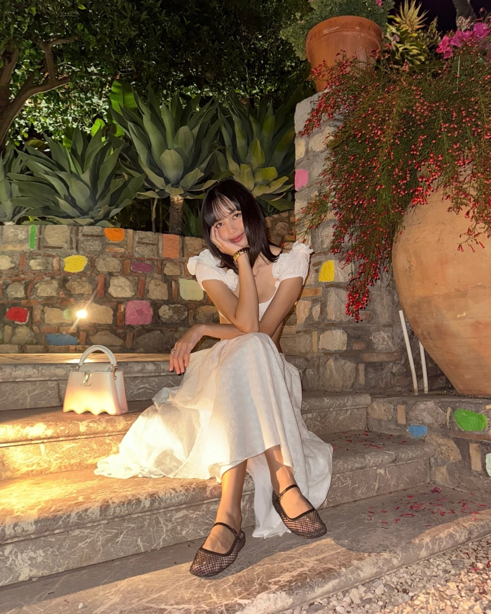 Lisa日前前往義大利度假時所穿的漁網平底鞋，掀起了一陣潮流