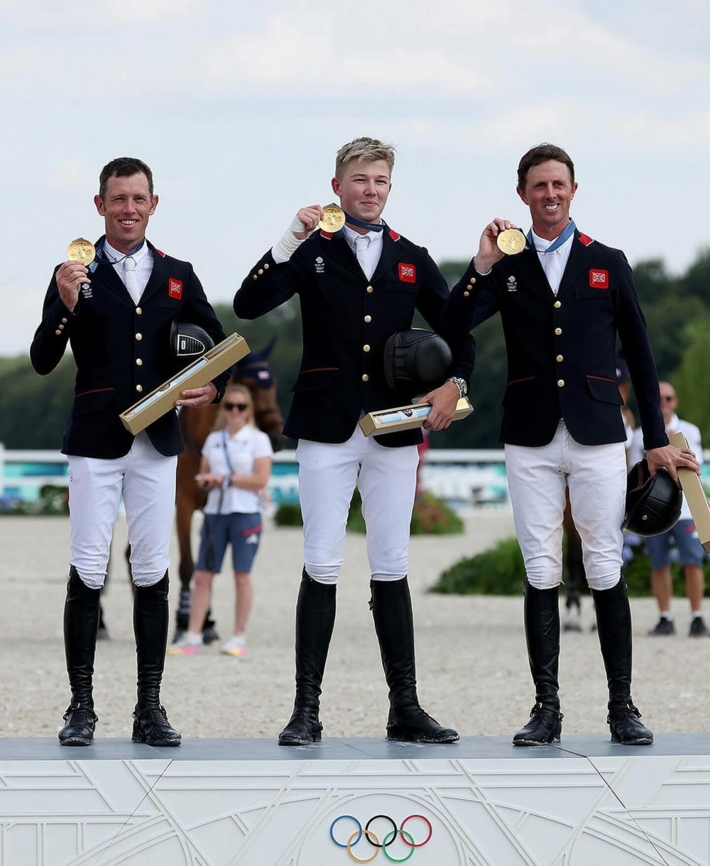 Harry Charles是一位來自英國的知名馬術選手