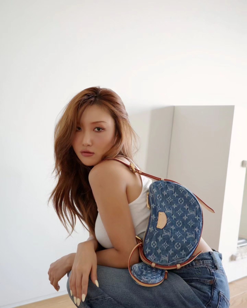 從華莎的穿搭風格中，我們可以學到如何用服裝表達自信