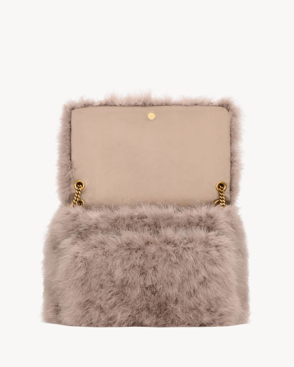 極為寬敞的手袋設有兩個隔層。