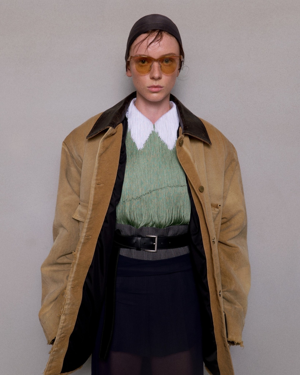 Prada搭配及膝長裙與寬皮帶的造型