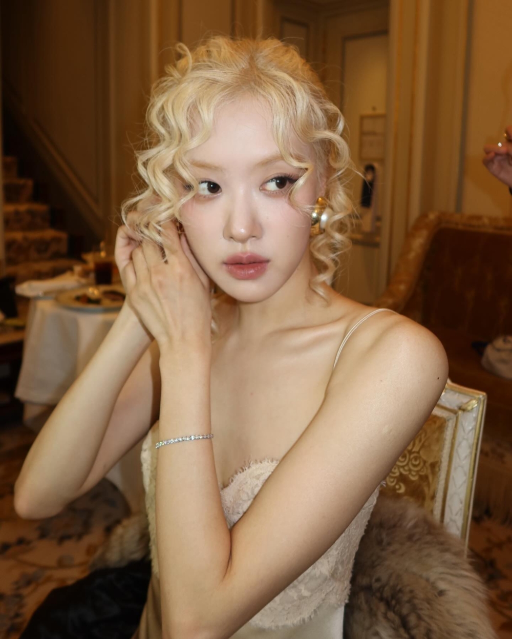 清冷質感的格雷系與溫暖深色的美拉德色系持續當道