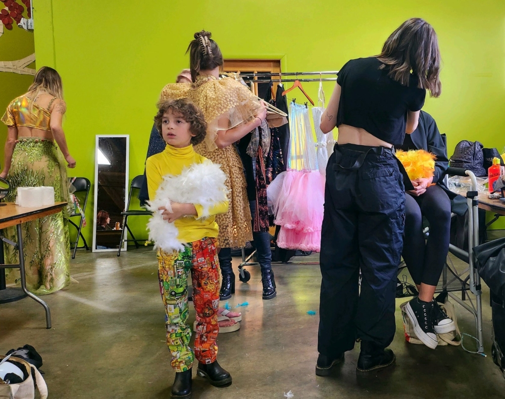 Max對設計服裝很有熱忱