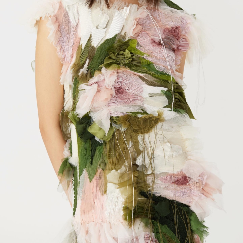 使用多種被丟棄的布料，模仿出油畫的筆觸