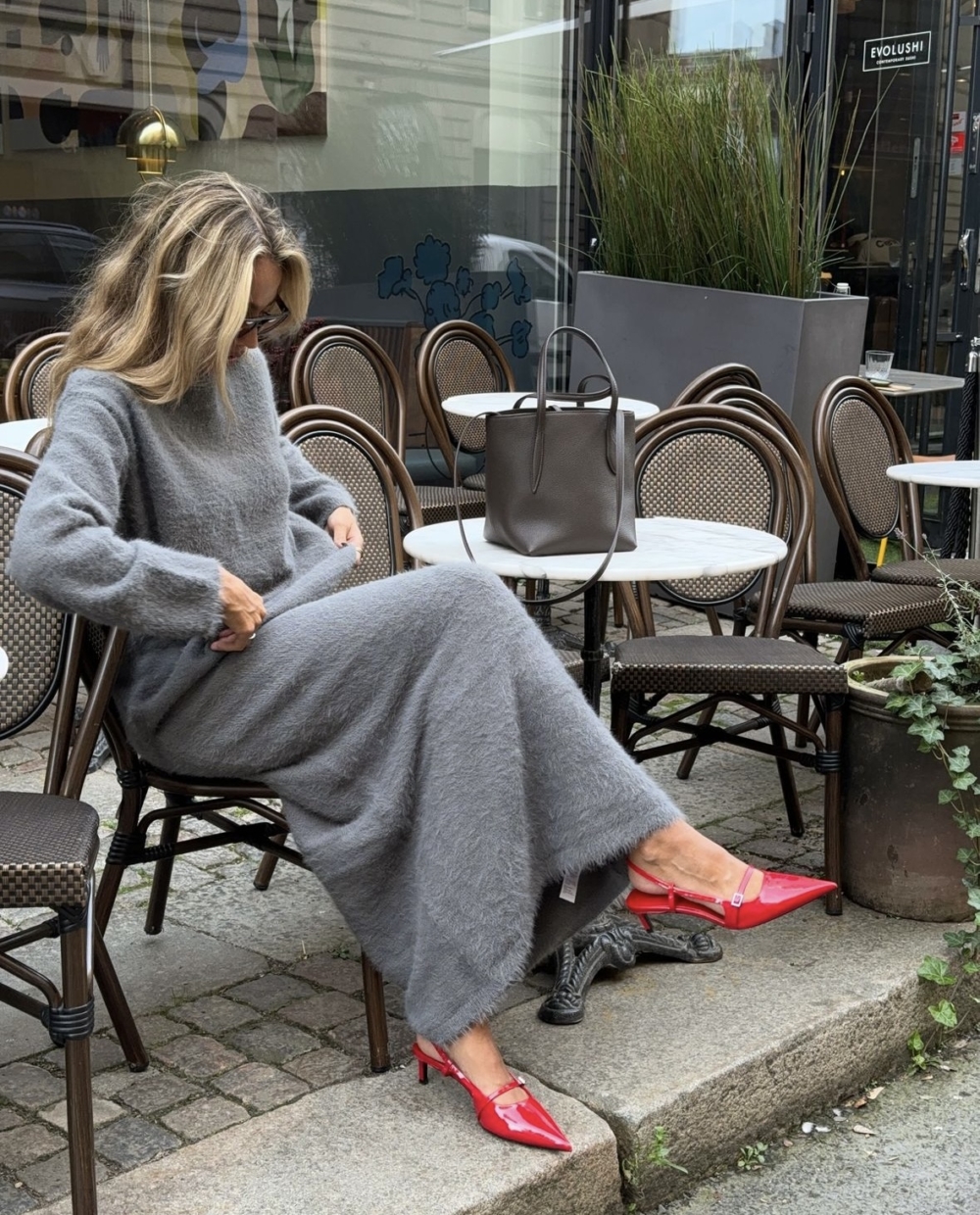 Emelie Hjort將保暖的毛衣搭配高跟鞋。