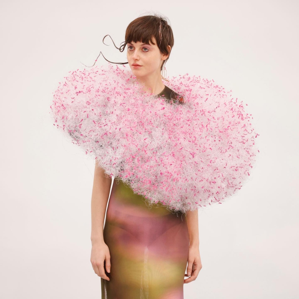 Caroline Hu的設計風格獨樹一幟，尤其以充滿浪漫色彩和雕塑感的服飾聞名