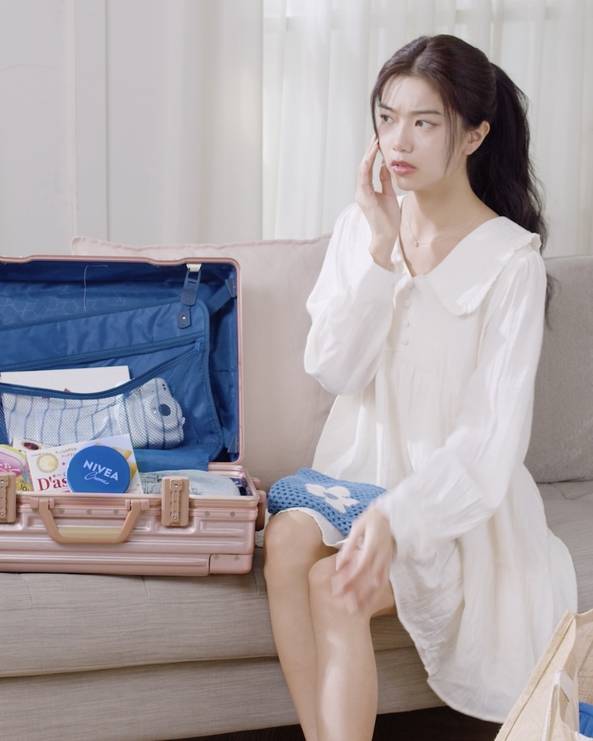 nivea小藍罐狀況劇Part.3→國民假期女孩出遊日,面對旅遊乾冷天氣,隨身攜帶nivea小藍罐,隨時修護肌膚、保持水嫩光采!