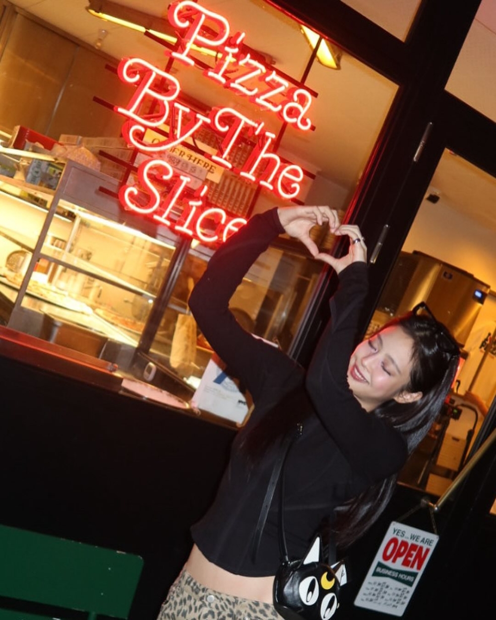 近期Jennie前往大阪也抽空到「Henry’s PIZZA」支持好友的店