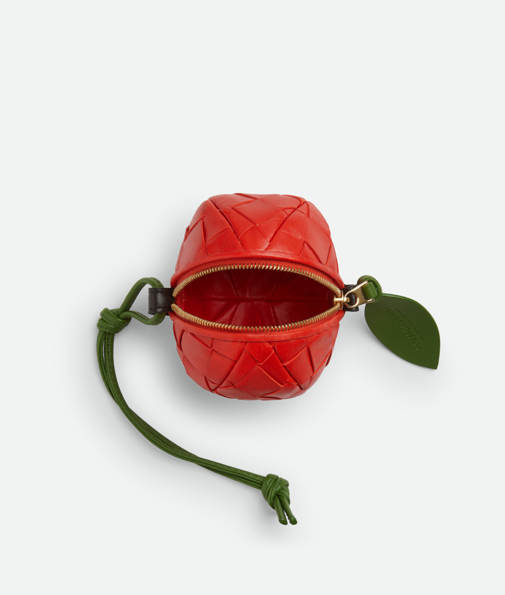 採用Intrecciato納帕皮革編織而成,紅色蘋果配上綠色掛繩