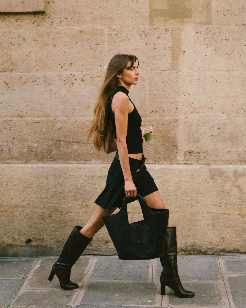 無論是日常穿搭還是通勤，都能顯現出騎士靴的高級感