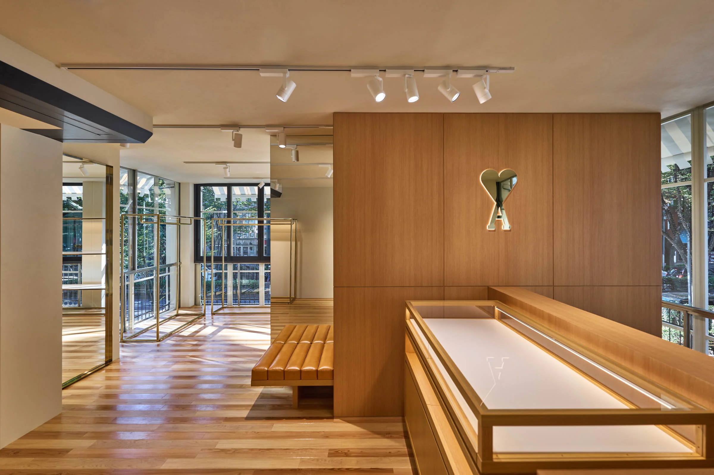 二樓則為AMI PARIS快閃店