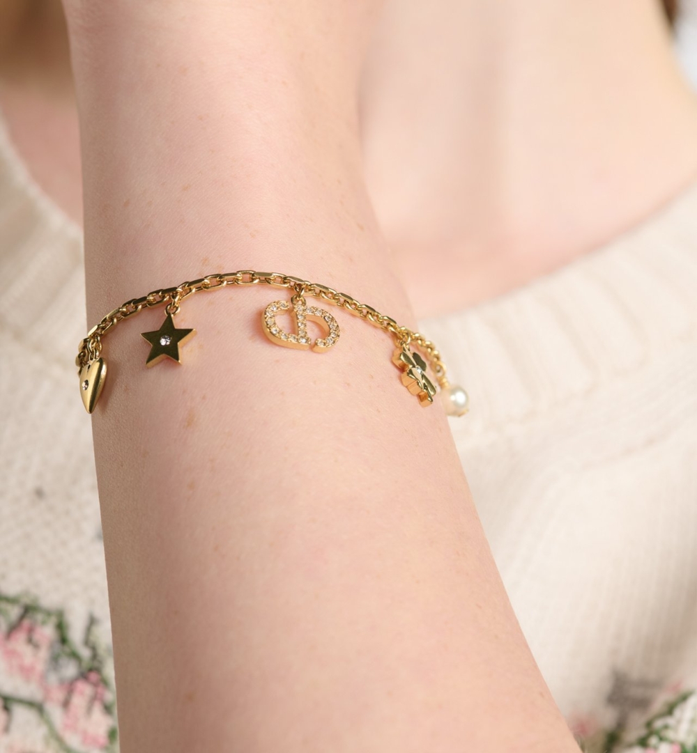模特兒佩戴Petit CD Lucky Charms Bracelet。