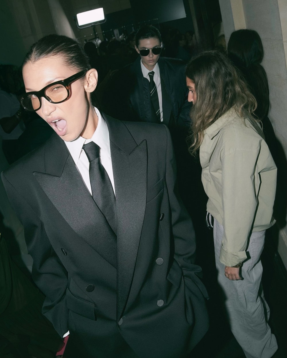 Bella Hadid將頭髮整齊梳起,搭配Oversize西裝外套