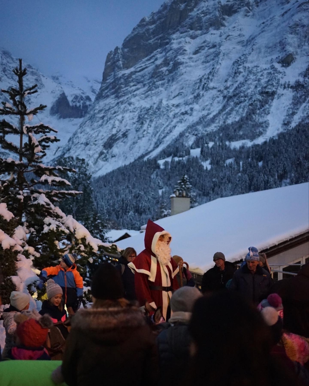 Grindelwald會在村莊中心舉辦聖誕市集,木屋攤位裝飾著溫暖的燈光
