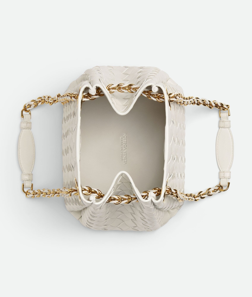 配有滑動鏈帶,可輕鬆調節以肩背或斜挎。