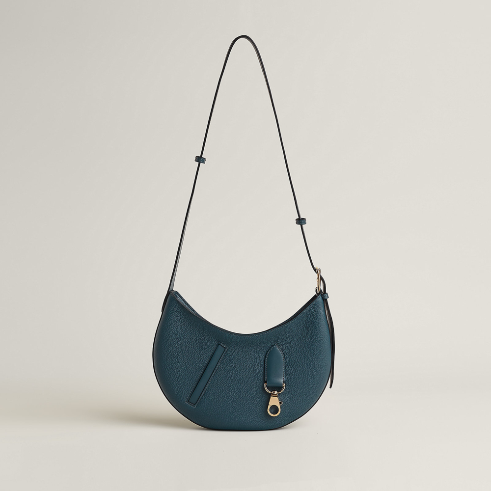 流露出對於馬鞍文化的致敬。