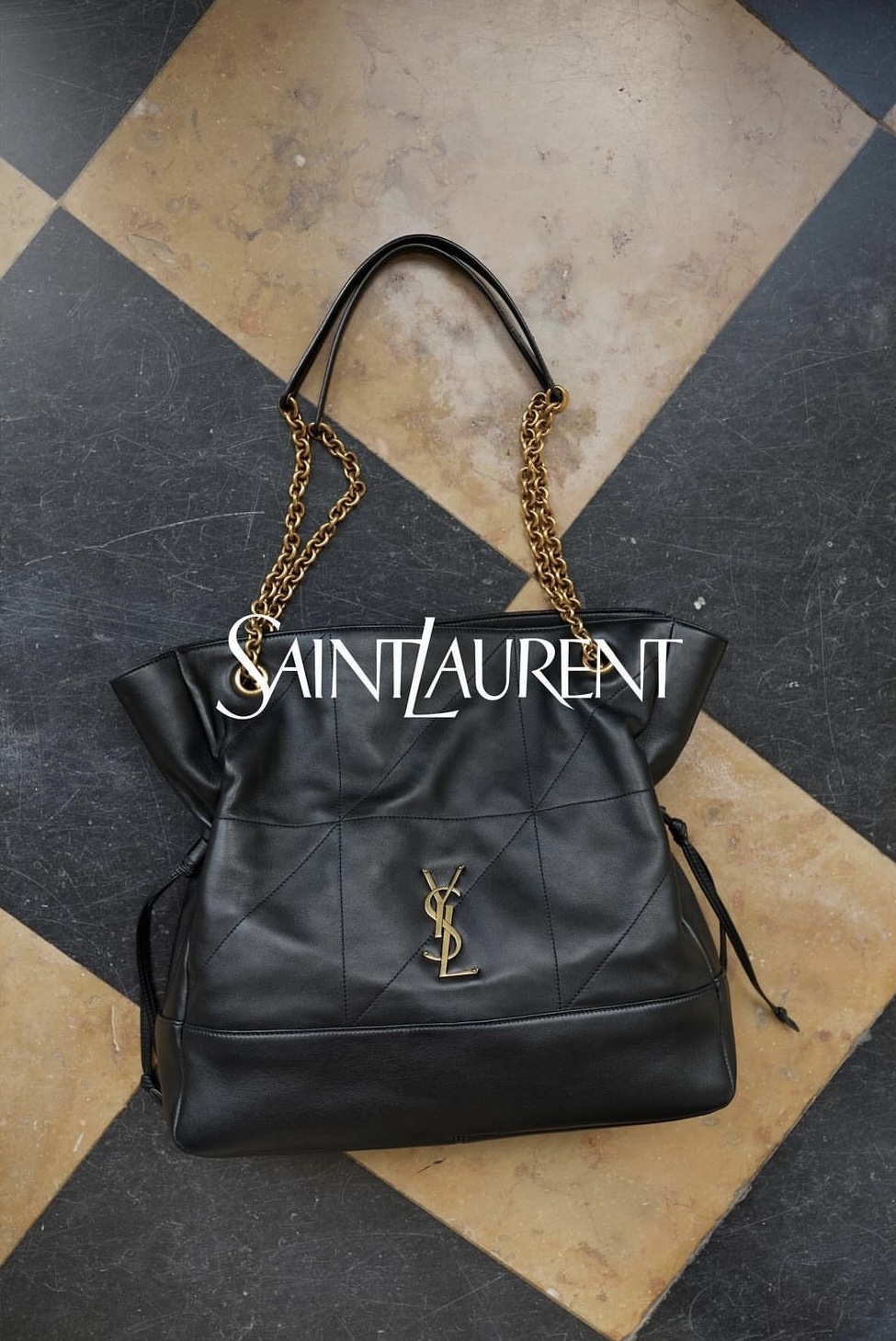 包款飾有淺青銅色的YSL Cassandre標誌。