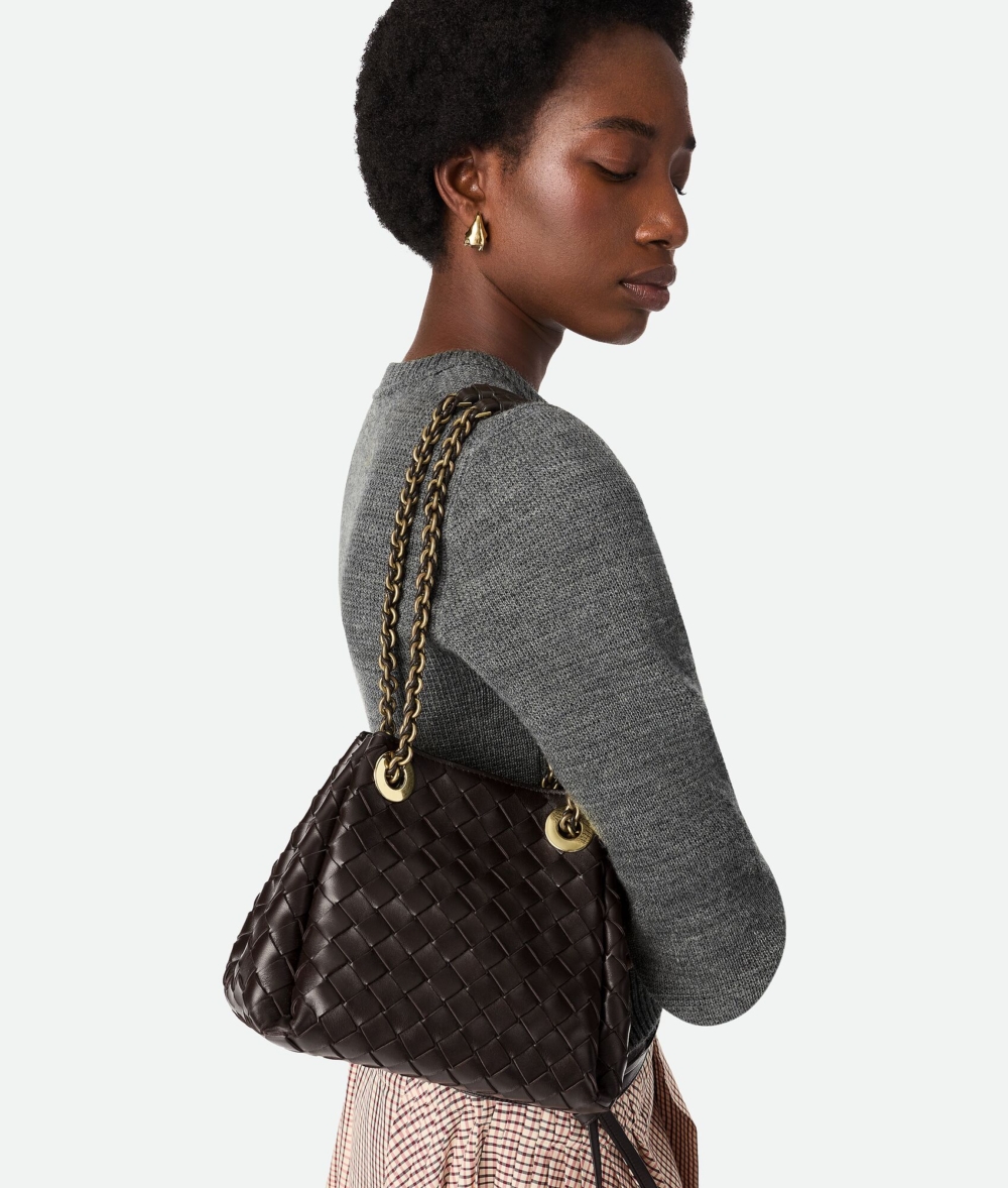 手拎或斜背或肩背的方式都能輕鬆切換。