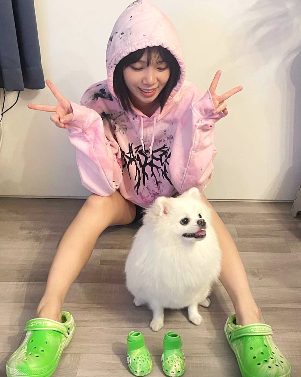 LE SSERAFIM的采源也和愛狗一起穿上Crocs