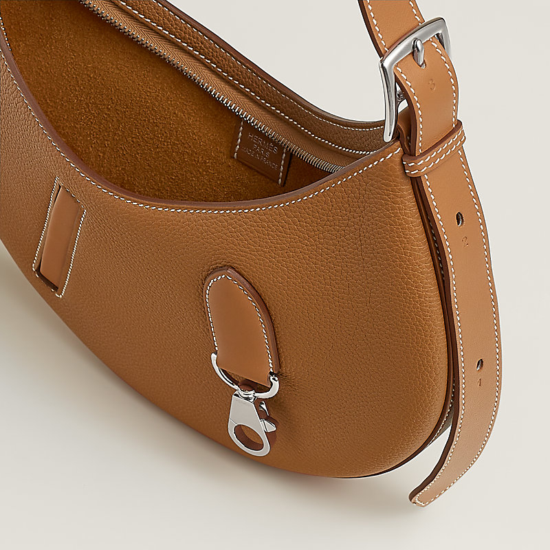 全新的手袋包款展現優雅的氣質。