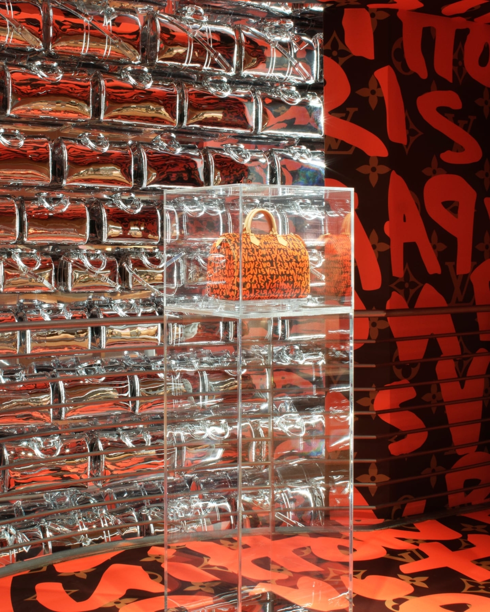 延伸至五樓空間，能夠反射店內景象