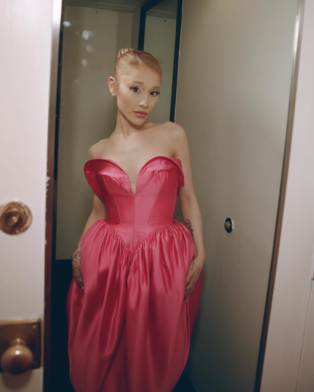 Ariana Grande穿著復古 Thierry Mugler 無肩帶緞面連身裙