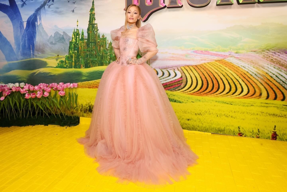 Ariana Grande 訂製的Vivienne Westwood薄紗禮服