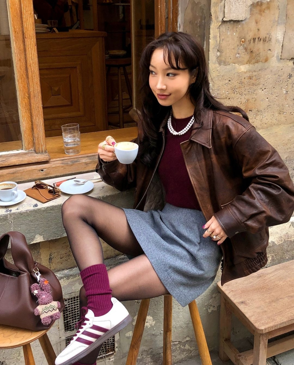 酒紅色襪子呼應上半身及鞋子