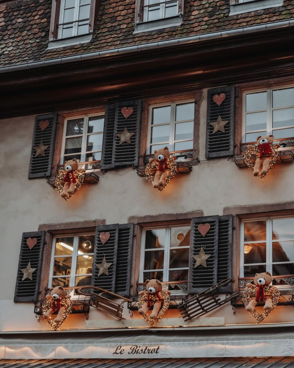 Colmar以其浪漫的運河和中世紀木骨架房屋聞名,也被稱為「小威尼斯」