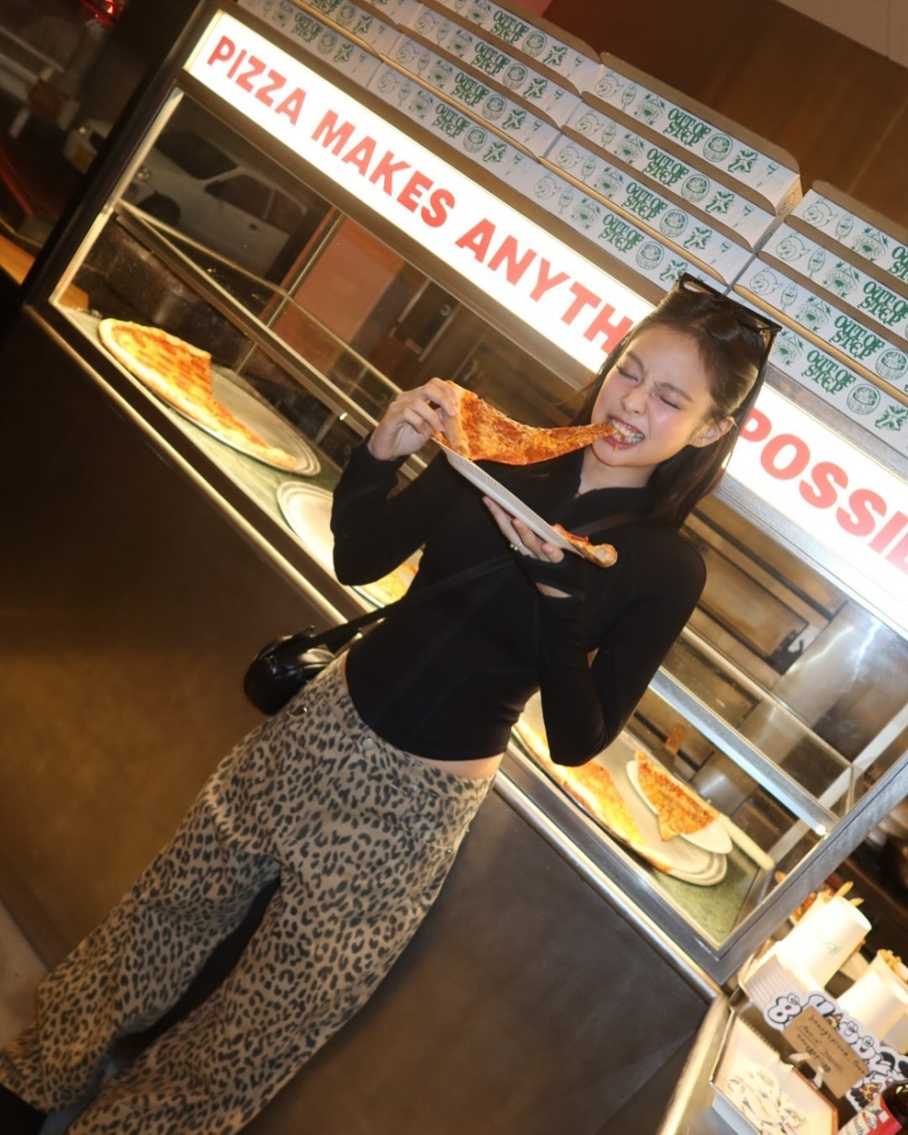 Jennie大口吃著Pizza,難擋魅力