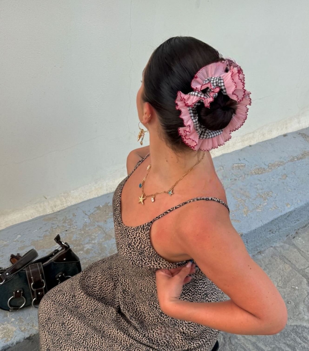 ROOP提供客製化的服務，可以自己選擇顏色及想刺繡在髮圈上的顏色和字體