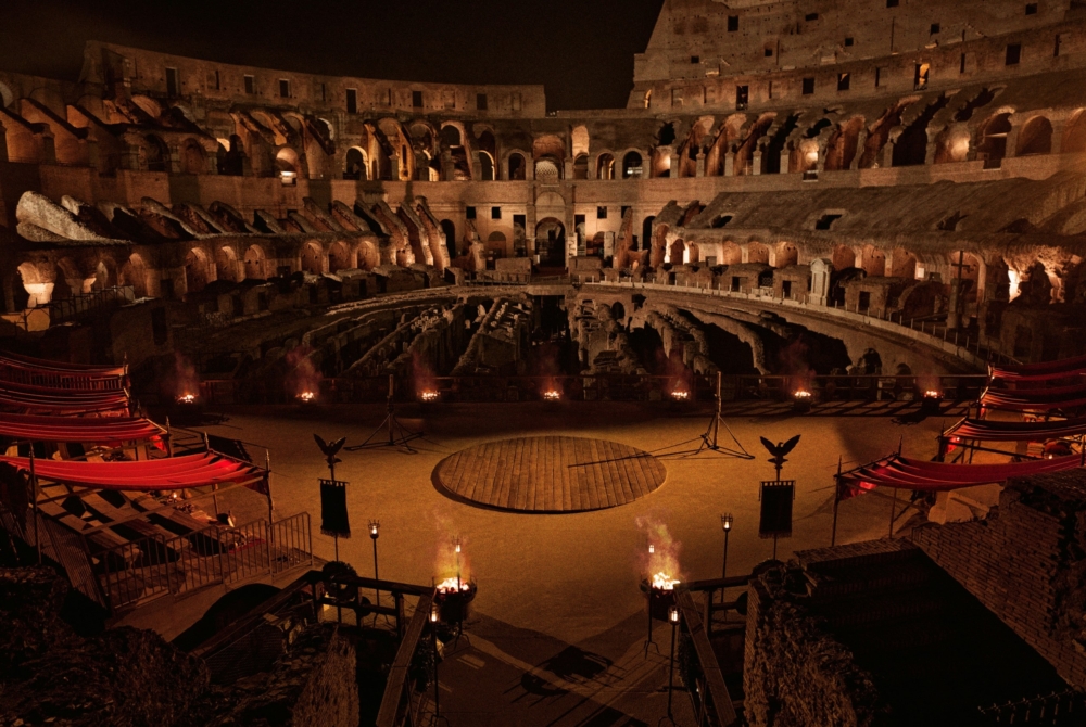 穿上由主辦方提供盔甲化身為角鬥士