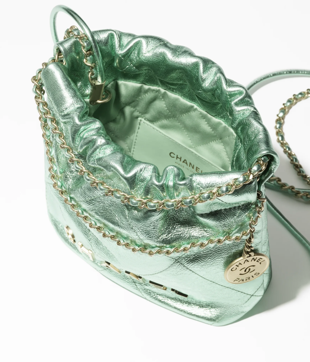 設計師將金屬光澤與柔軟皮革完美融合，打造出4種不同色調