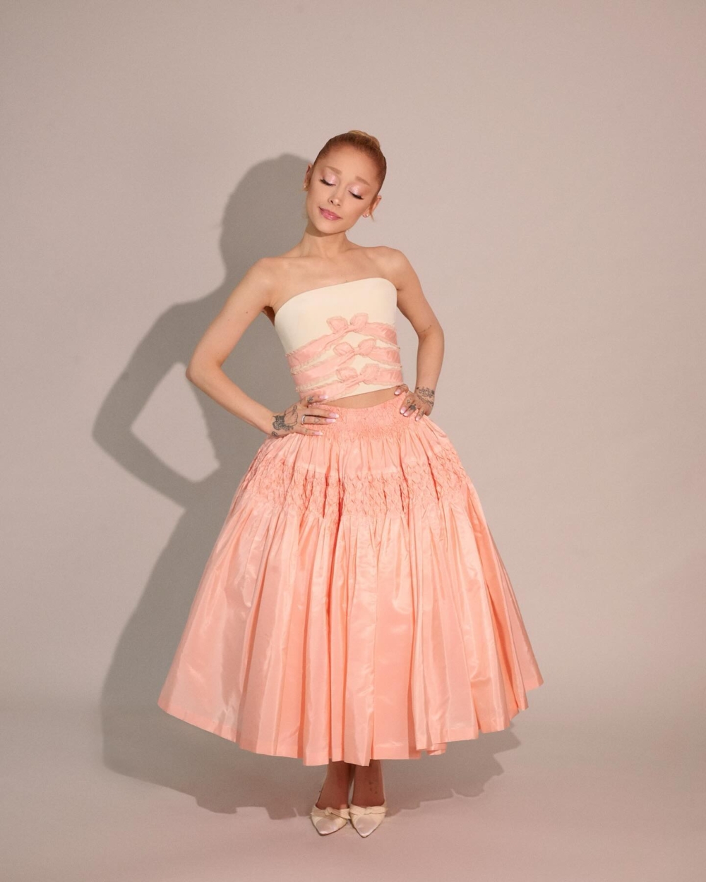 Ariana Grande 身穿美國時裝品牌Bode粉紅色和白色兩件式半身裙