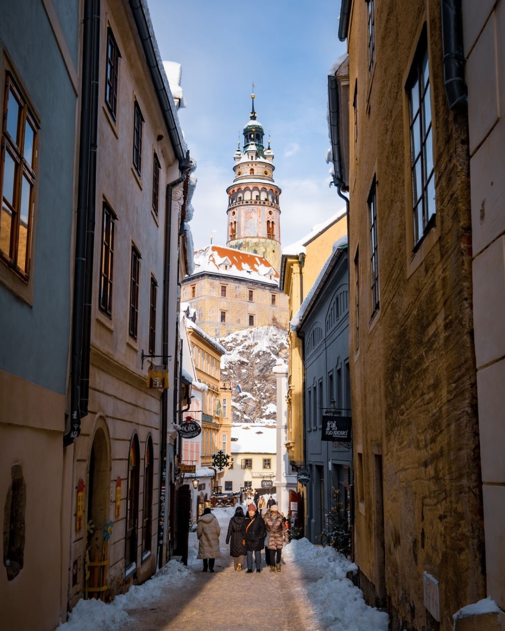 聖誕市集上飄散著熱紅酒和傳統甜點的香氣,宛如童話世界
