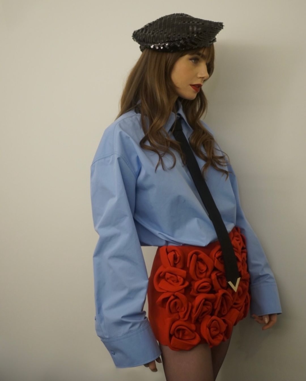 選擇局部紅色單品也很亮眼