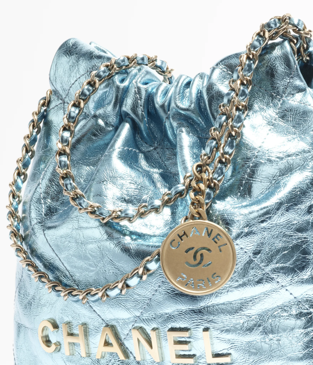 搭配標誌性的CHANEL雙C Logo金屬圓牌