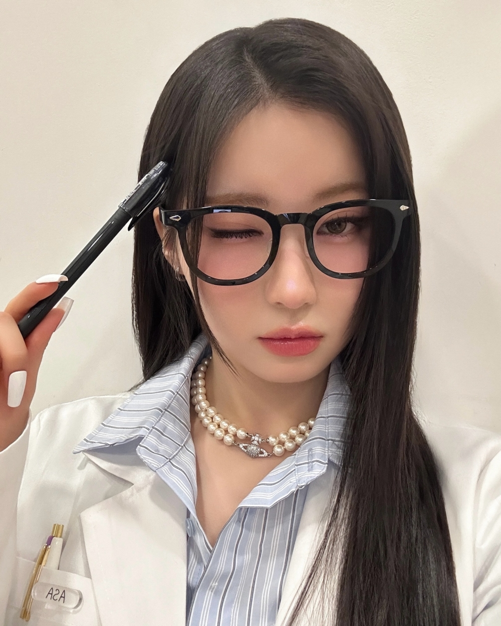 經典的黑色或深色鏡框是最安全、不出錯的造型