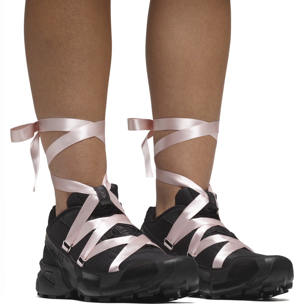 設計中融入粉色緞帶蝴蝶結細節,從鞋子延伸到小腿