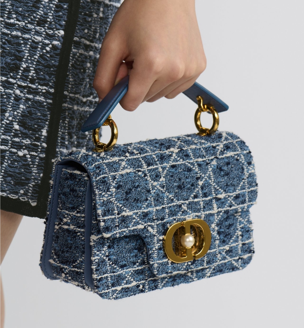 Dior的手提包能輕握於手,或斜挎於肩。