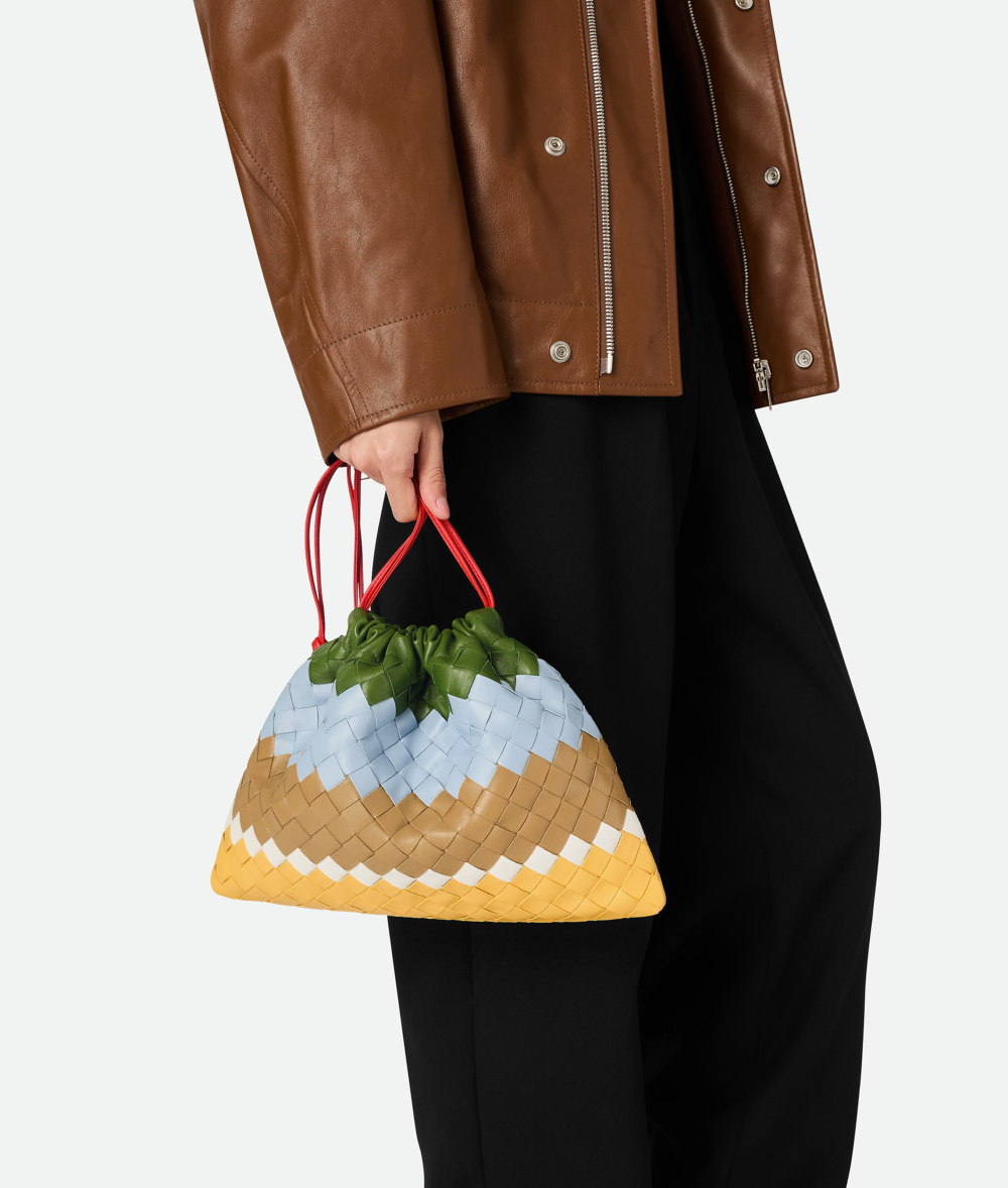 以BOTTEGA VENETA最經典的編織包樣貌,用不同顏色層層堆疊