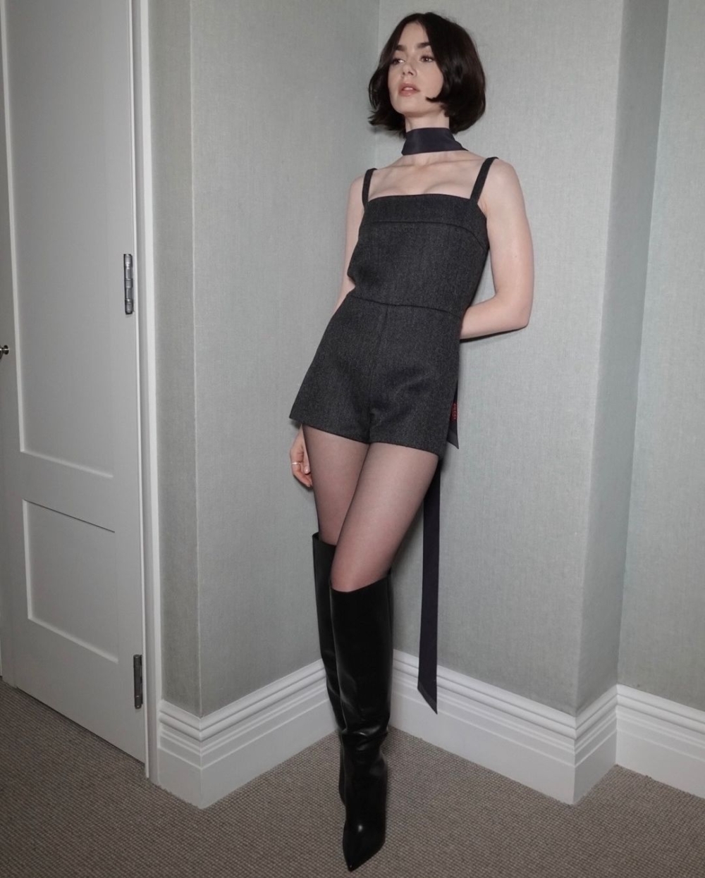 搭配短裙、短褲或是連身裙，都能很好的拉長腿部比例