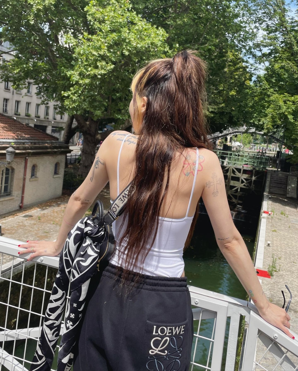 手袋綁上領巾更有造型感